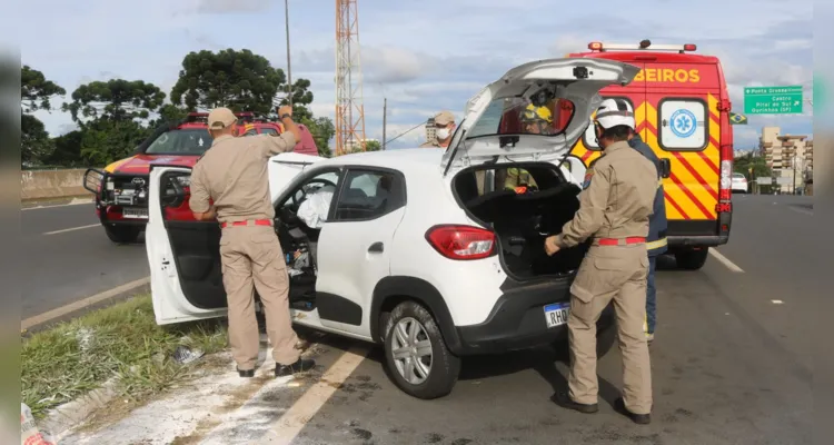 Colisão contra a mureta central ocorreu sobre o viaduto Eurico Batista Rosas 