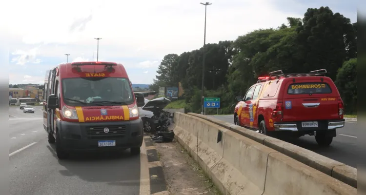 Colisão contra a mureta central ocorreu sobre o viaduto Eurico Batista Rosas 