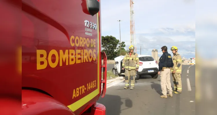 Colisão contra a mureta central ocorreu sobre o viaduto Eurico Batista Rosas 