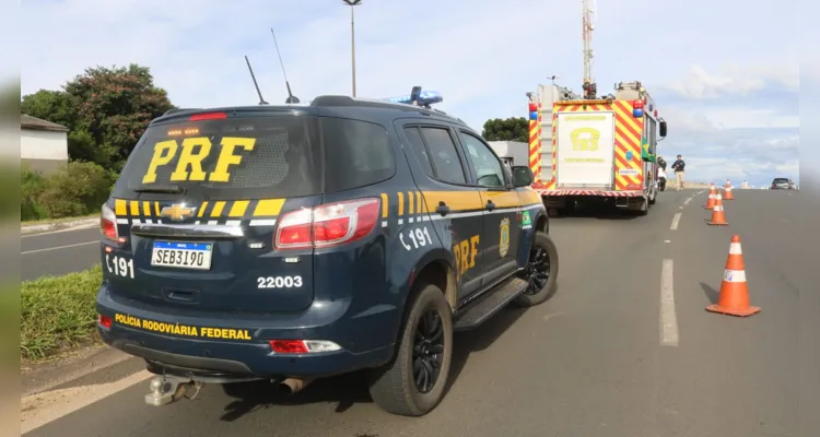 Colisão contra a mureta central ocorreu sobre o viaduto Eurico Batista Rosas 