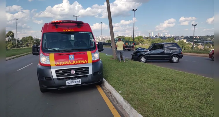 Motorista bate em poste após perder o controle do veículo