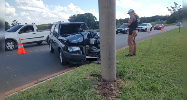 Motorista bate em poste após perder o controle do veículo