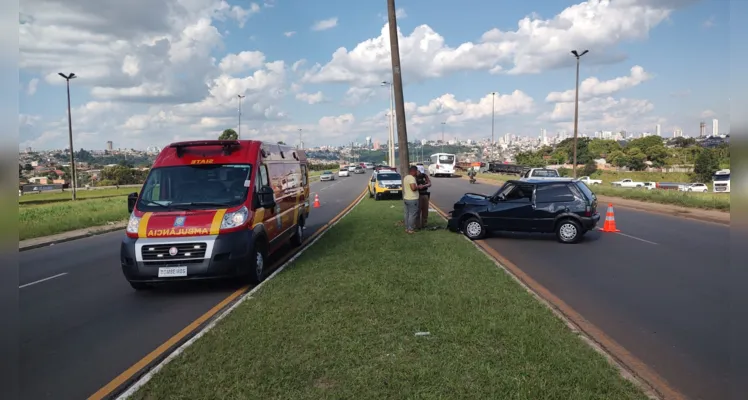 Motorista bate em poste após perder o controle do veículo