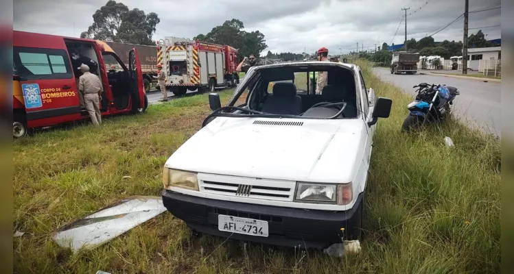 Veículo Fiorino teria capotado por aproximadamente três vezes.