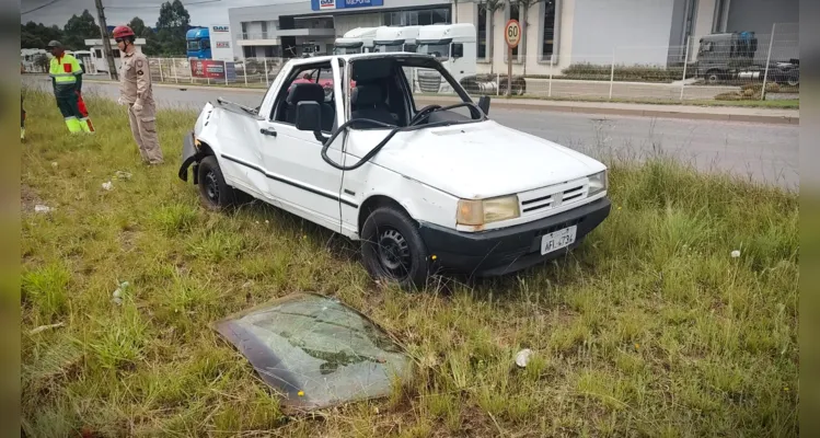 No carro havia duas pessoas, de 25 e 23 anos.