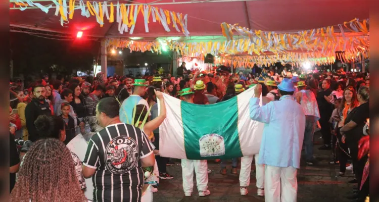 Apresentação das escolas de samba de Ponta Grossa aconteceu no Parque Ambiental