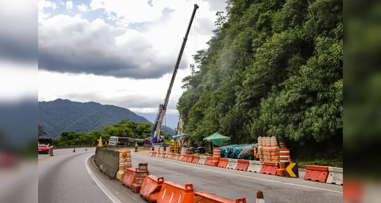 Guindastes realizam a recuperação do morro na BR 277, sentindo litoral paranaense, nas proximidades do viaduto do padre.