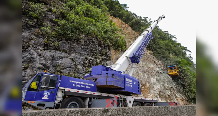 Guindastes realizam a recuperação do morro na BR 277, sentindo litoral paranaense, nas proximidades do viaduto do padre.