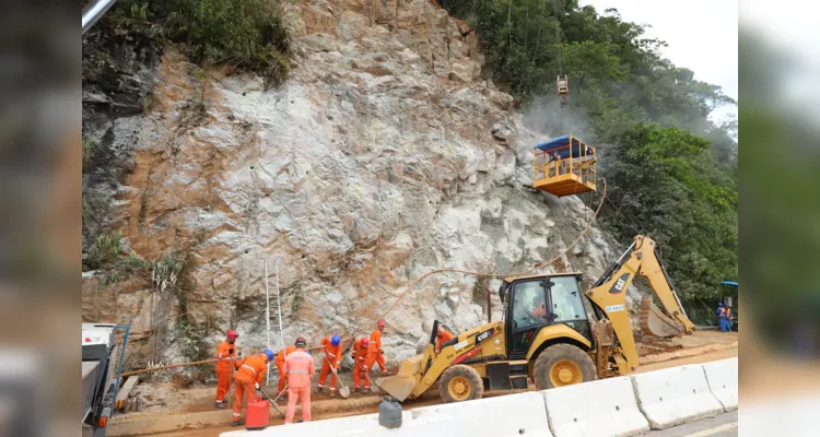 Guindastes realizam a recuperação do morro na BR 277, sentindo litoral paranaense, nas proximidades do viaduto do padre.