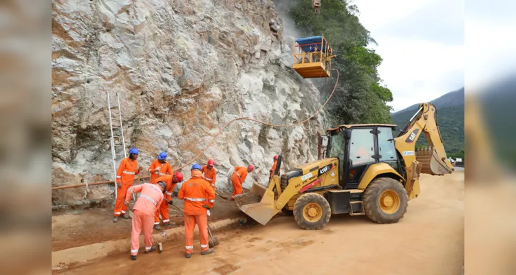 Guindastes realizam a recuperação do morro na BR 277, sentindo litoral paranaense, nas proximidades do viaduto do padre.