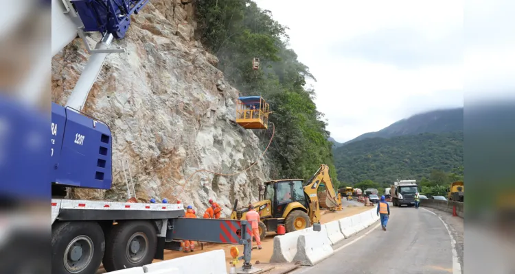 Guindastes realizam a recuperação do morro na BR 277, sentindo litoral paranaense, nas proximidades do viaduto do padre.