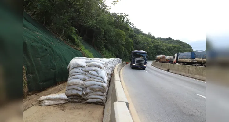 Guindastes realizam a recuperação do morro na BR 277, sentindo litoral paranaense, nas proximidades do viaduto do padre.