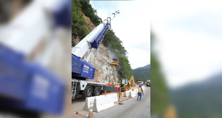 Guindastes realizam a recuperação do morro na BR 277, sentindo litoral paranaense, nas proximidades do viaduto do padre.