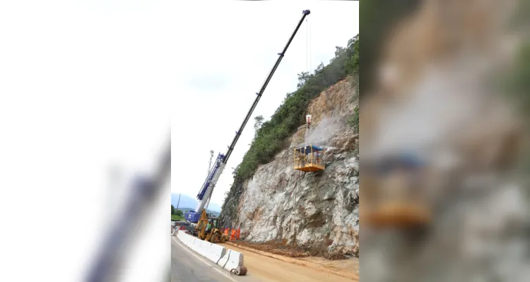 Guindastes realizam a recuperação do morro na BR 277, sentindo litoral paranaense, nas proximidades do viaduto do padre.