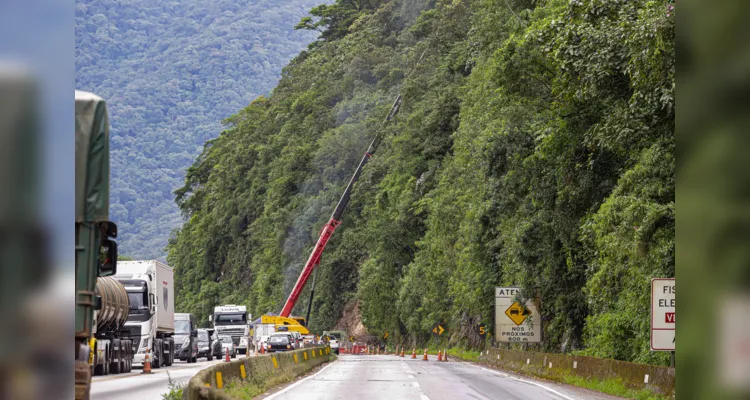 Guindastes realizam a recuperação do morro na BR 277, sentindo litoral paranaense, nas proximidades do viaduto do padre.