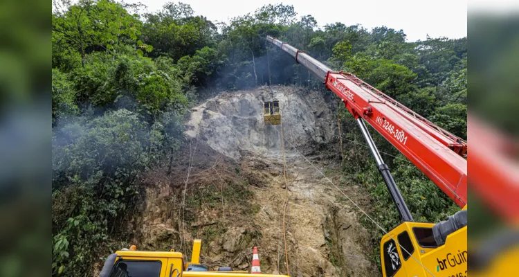 Guindastes realizam a recuperação do morro na BR 277, sentindo litoral paranaense, nas proximidades do viaduto do padre.