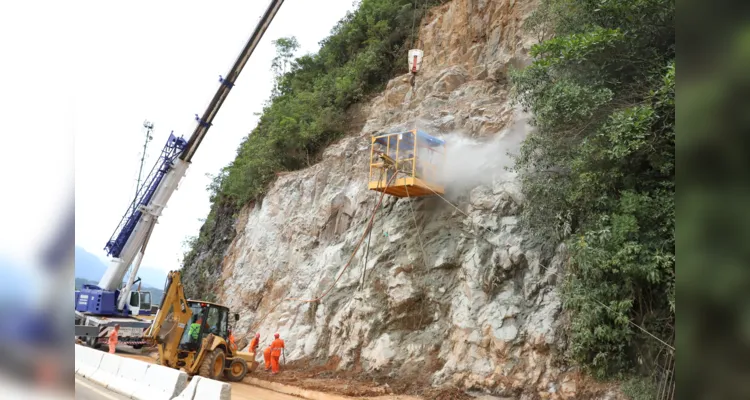 Guindastes realizam a recuperação do morro na BR 277, sentindo litoral paranaense, nas proximidades do viaduto do padre.