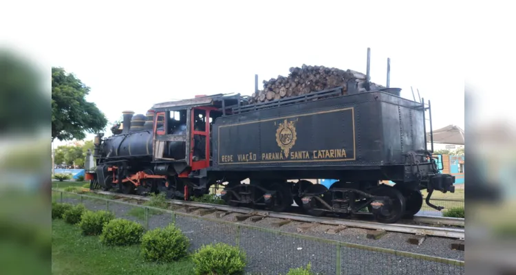 . Na estrutura da locomotiva ‘250’ é possível observar pedaços sem a tintura, além de partes soltas ou quebradas