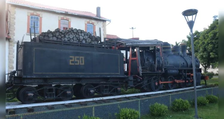 . Na estrutura da locomotiva ‘250’ é possível observar pedaços sem a tintura, além de partes soltas ou quebradas