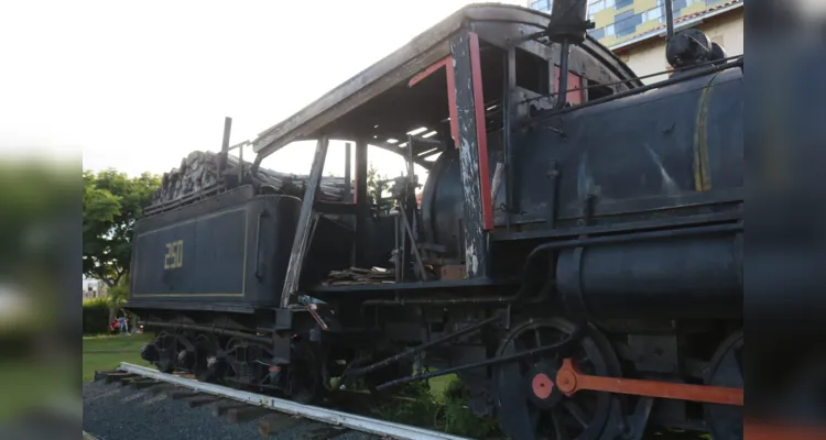 . Na estrutura da locomotiva ‘250’ é possível observar pedaços sem a tintura, além de partes soltas ou quebradas