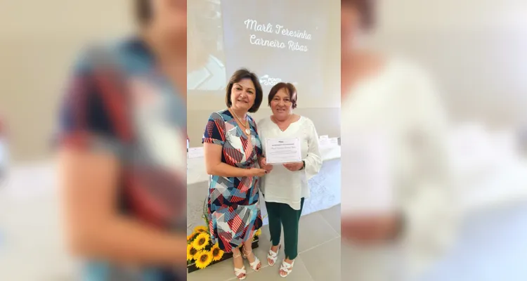 Secretária Simone Pereira Neves com a professora aposentada Marli Teresinha Carneiro Ribas