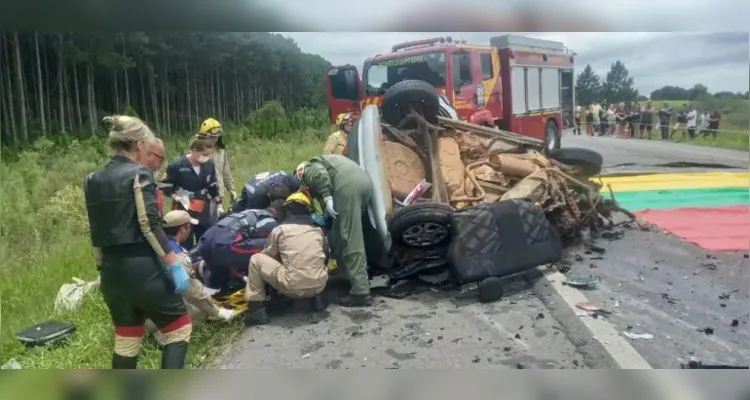 Acidente ocorreu no início da tarde deste sábado (24); equipes de socorro estão no local