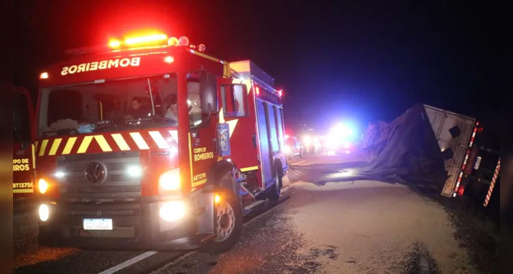 Caminhão tombou sobre o canteiro central na noite desta sexta, em Ponta Grossa