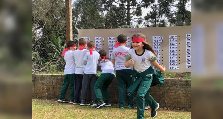 Vamos Ler valoriza e incentiva o uso de novas tecnologias e mídias digitais em sala de aula, visando desenvolver o senso crítico dos alunos nestas relações