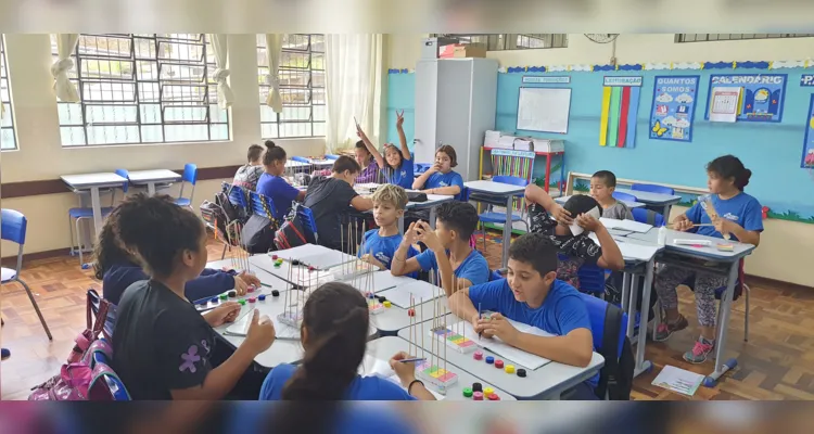 O trabalho consistiu na produção de ábacos com materiais como palitos e EVA