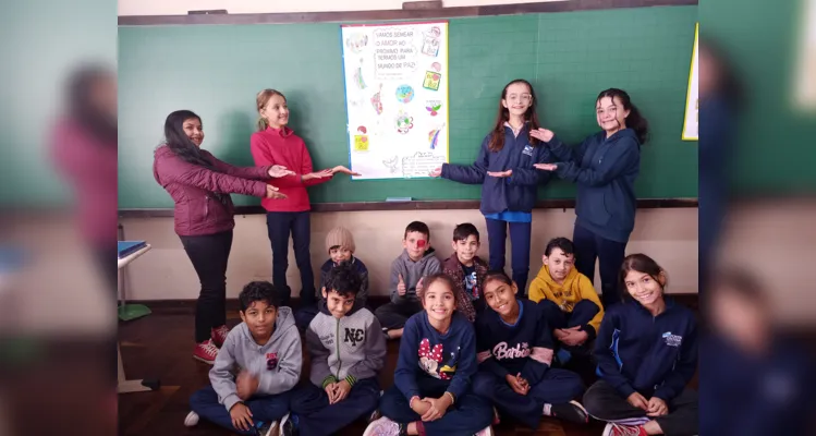 A turma confeccionou um cartaz e realizou uma apresentação musical para toda a escola