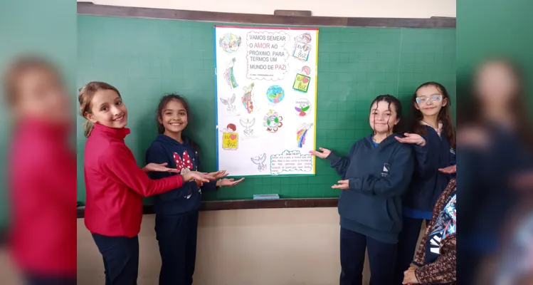 A turma confeccionou um cartaz e realizou uma apresentação musical para toda a escola