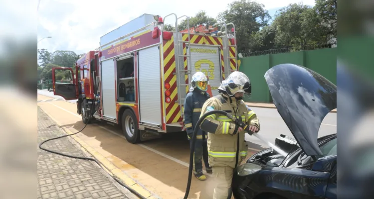 Enquanto seguia em direção ao centro da cidade, motorista percebeu sinais de fumaça no câmbio do carro; bombeiros prestaram atendimento