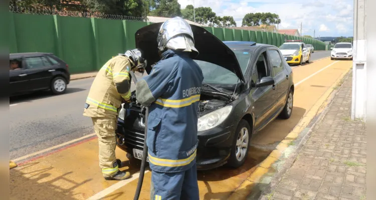 Enquanto seguia em direção ao centro da cidade, motorista percebeu sinais de fumaça no câmbio do carro; bombeiros prestaram atendimento