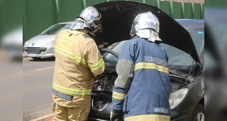 Enquanto seguia em direção ao centro da cidade, motorista percebeu sinais de fumaça no câmbio do carro; bombeiros prestaram atendimento