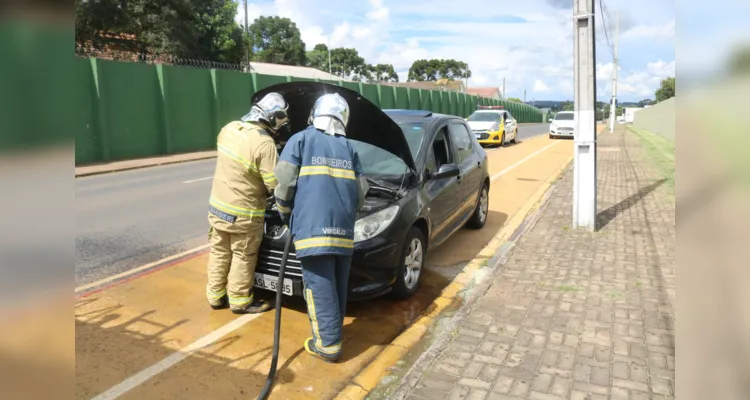 Enquanto seguia em direção ao centro da cidade, motorista percebeu sinais de fumaça no câmbio do carro; bombeiros prestaram atendimento