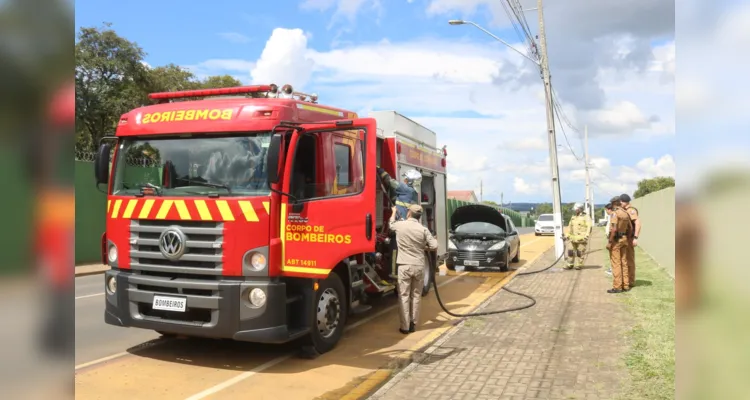 Enquanto seguia em direção ao centro da cidade, motorista percebeu sinais de fumaça no câmbio do carro; bombeiros prestaram atendimento