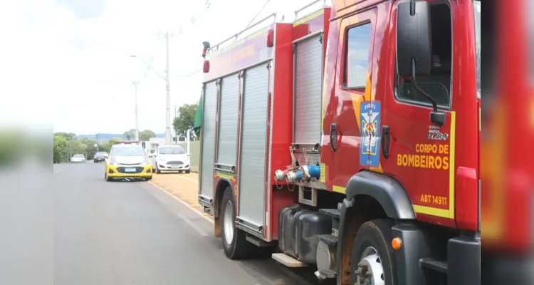 Enquanto seguia em direção ao centro da cidade, motorista percebeu sinais de fumaça no câmbio do carro; bombeiros prestaram atendimento