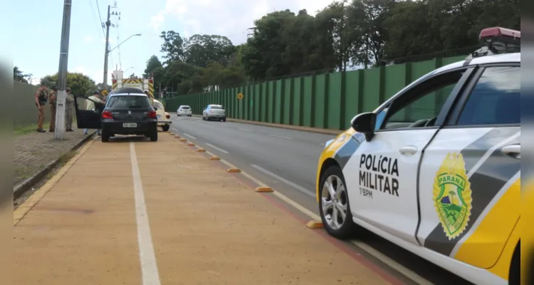 Enquanto seguia em direção ao centro da cidade, motorista percebeu sinais de fumaça no câmbio do carro; bombeiros prestaram atendimento