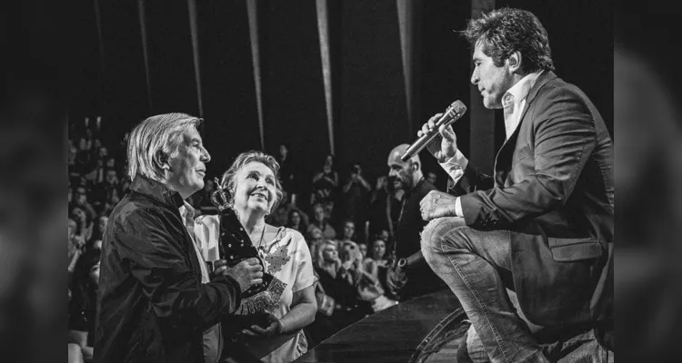 José e Iolanda puderam escutar duas de suas músicas preferidas frente a frente com o cantor