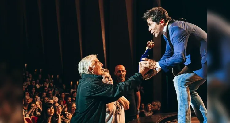José e Iolanda puderam escutar duas de suas músicas preferidas frente a frente com o cantor