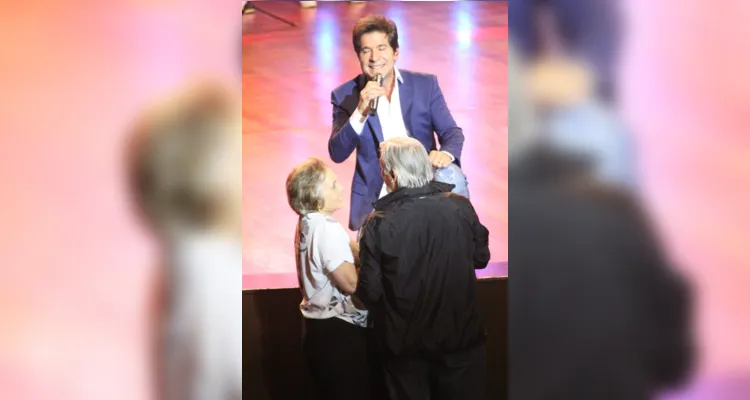 José e Iolanda puderam escutar duas de suas músicas preferidas frente a frente com o cantor