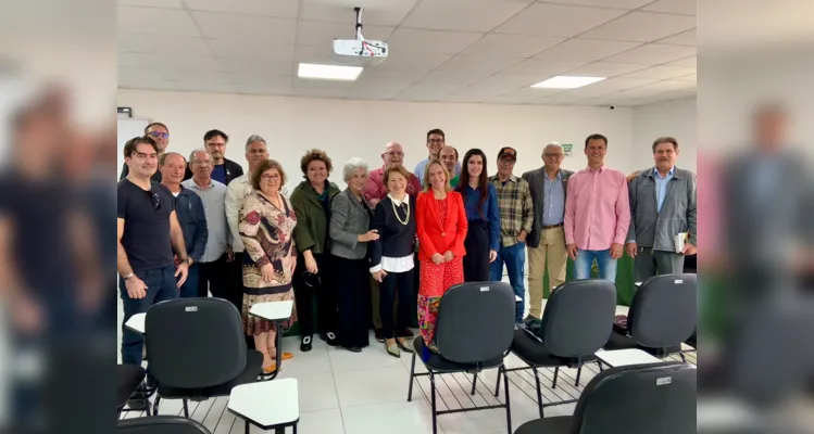 Integrantes da Academia de Letras, em companhia do prefeito Sérgio Belich, vereador Egon Krambeck e da escritora Vânia Ennes
