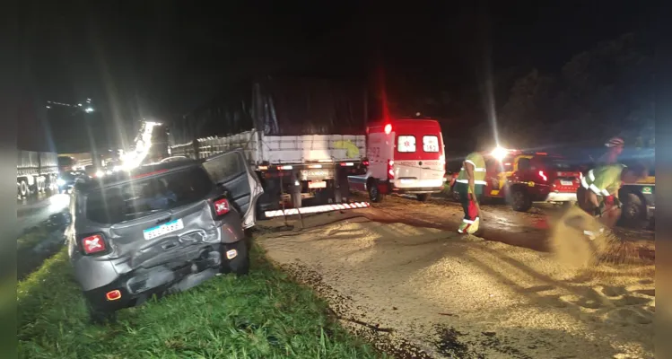 Veículo Ônix foi prensado por caminhão e carreta; criança de sete anos e mulher de 37 anos que estavam no carro perderam a vida no acidente