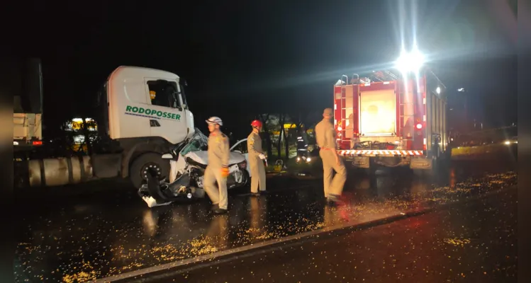 Veículo Ônix foi prensado por caminhão e carreta; criança de sete anos e mulher de 37 anos que estavam no carro perderam a vida no acidente