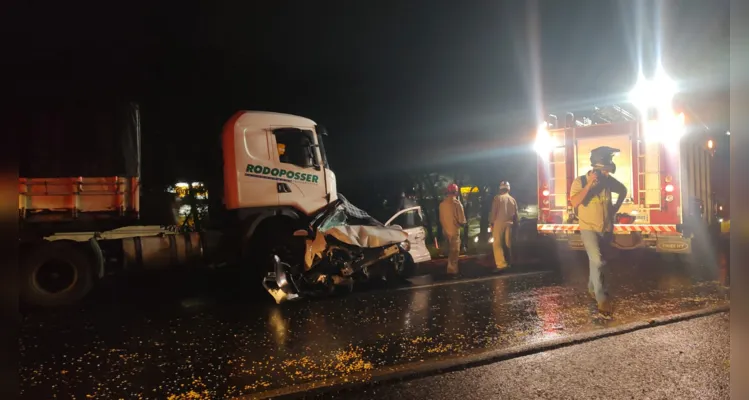 Veículo Ônix foi prensado por caminhão e carreta; criança de sete anos e mulher de 37 anos que estavam no carro perderam a vida no acidente