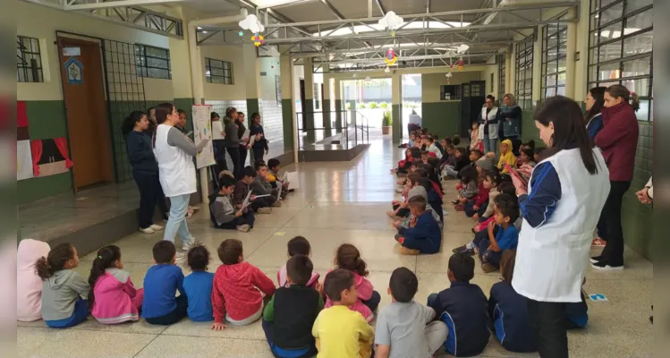 A turma confeccionou um cartaz e realizou uma apresentação musical para toda a escola