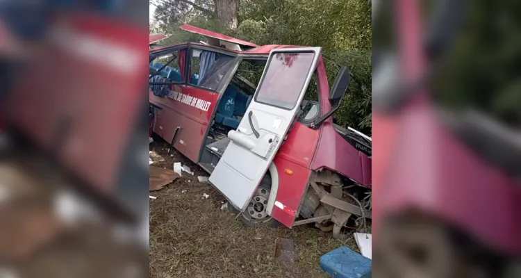 Ônibus ficou destruído ao atingir árvores às margens da rodovia