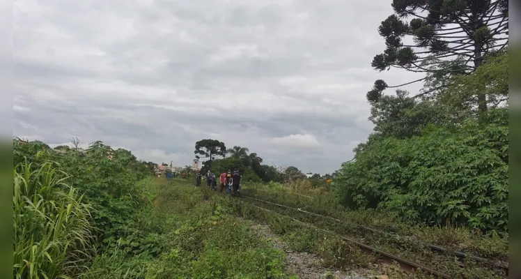 Corpo de rapaz foi achado nesta manhã às margens da ferrovia