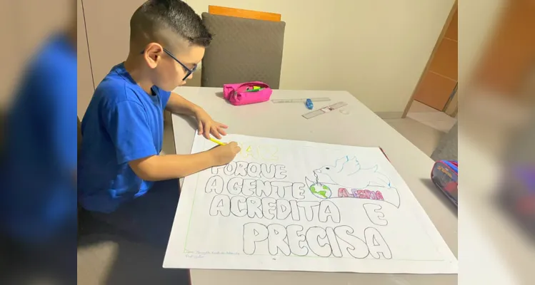 As atividades ocorrem na escola e também em casa, com a participação dos pais