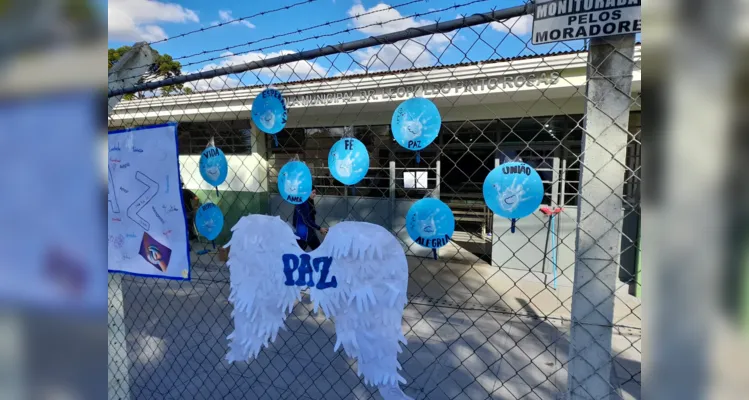 As atividades ocorrem na escola e também em casa, com a participação dos pais